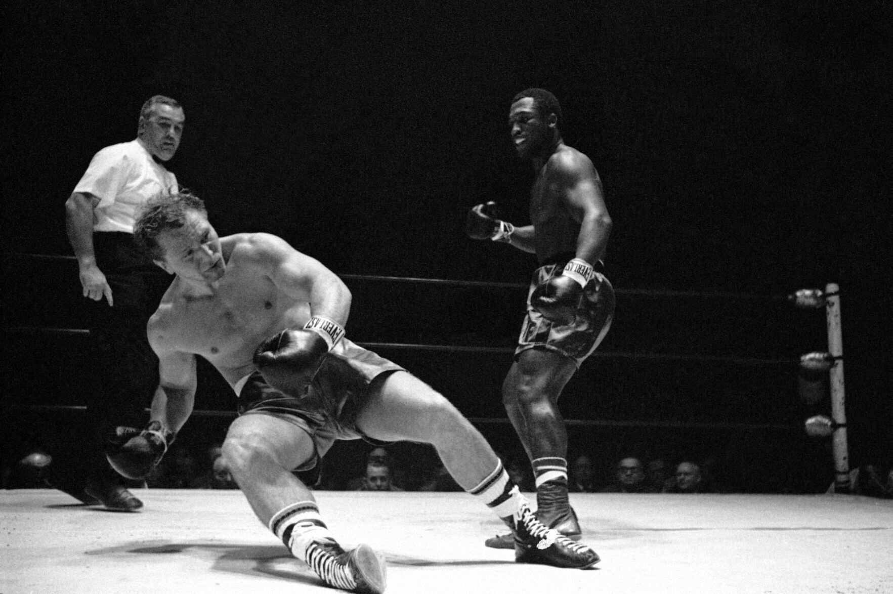 1969: Joe Frazier knocks out Dave Zyglewicz in 96 seconds to retain heavyweight title